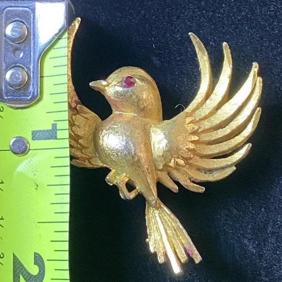 VINTAGE Mamselle Gold-Tone Bird Brooch Red Rhinestone Eye Bird Pin Signed, 1.5” - Picture 10 of 10